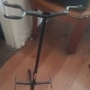 Adjustable Black Metal Guitar Stand